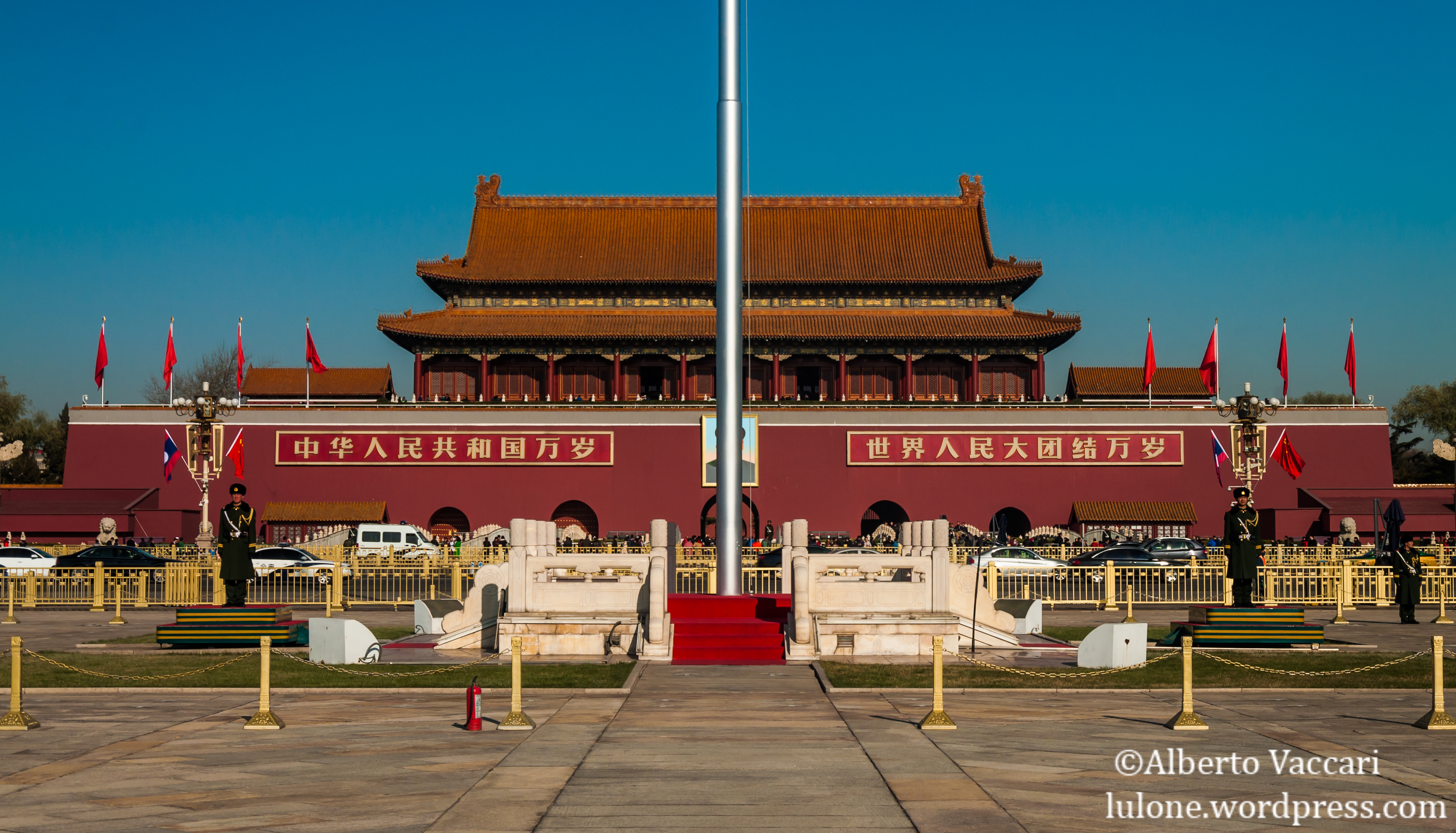 The Gate of Heavenly Peace, Tiananmen Square, Beijing, China скачать